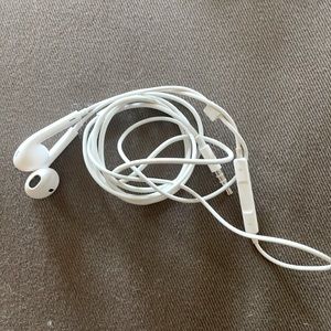 Apple earbuds